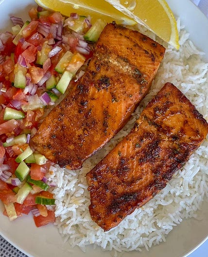 Salmon with a simple salad and white rice 