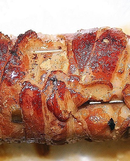 Schweineroulade mit Pilz - Käsefüllung und Baconhülle