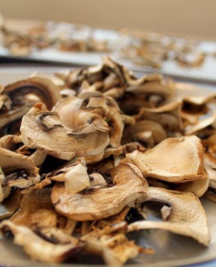 Fast Delicious Mushroom Chips Seasoned with Lemon and Garlic - Made in the Dehydrator ⋆ Health, Home, & Happiness