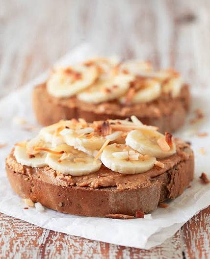Pan tostado con mantequilla de cacahuete y Plátano