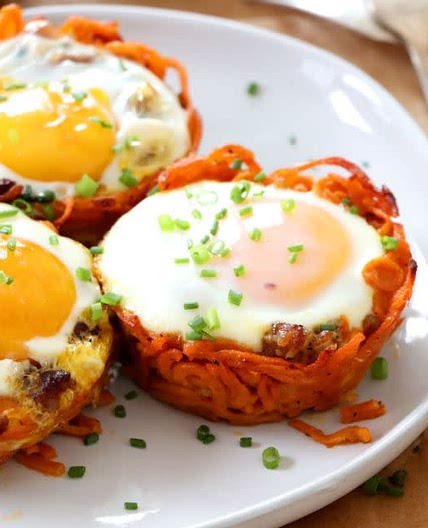 Nids de patate douce et œufs