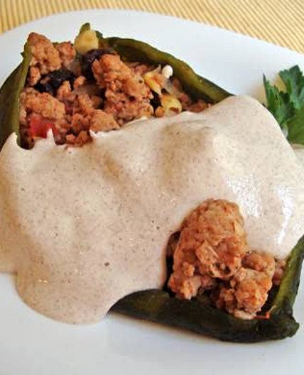 Chiles rellenos de picadillo bañados en salsa de chipotle.