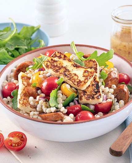 Salade tiède de couscous, merguez et halloumi