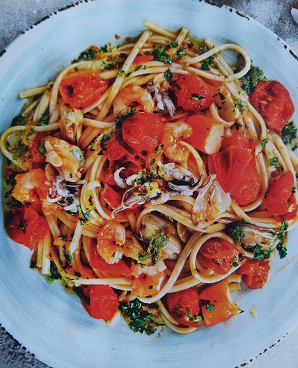 Linguine met zeevruchten kerstomaatjes & gremolata