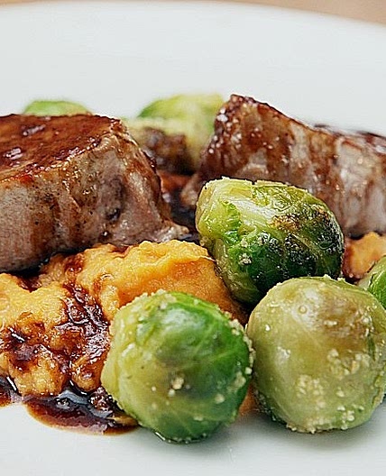 Schweinefilet auf Süßkartoffelpüree mit Lebkuchenjus und Rosenkohl
