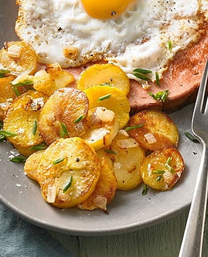 Leberkäse mit Bratkartoffeln und Spiegelei