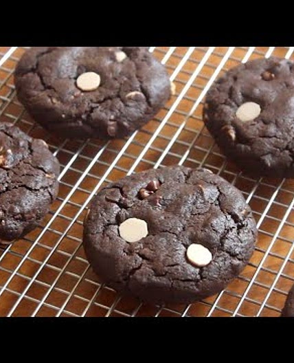 🍫 Chocoholics look here!!! Three different chocolates are in these cookies 😯