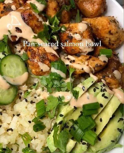 Pan-seared salmon bowls with cauliflower rice &amp; spicy mayo ⏩