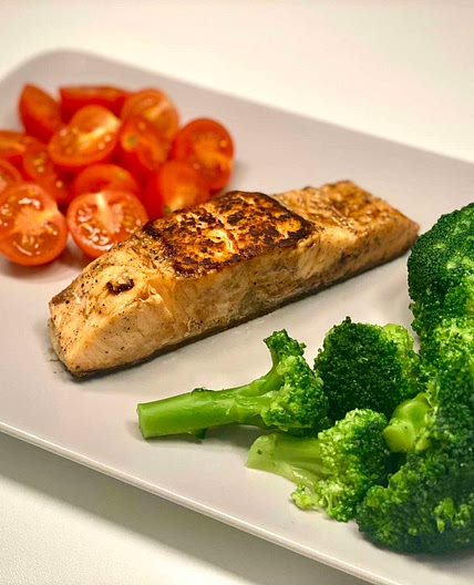 Simple Salmon with Broccoli and Cherry Tomatoes