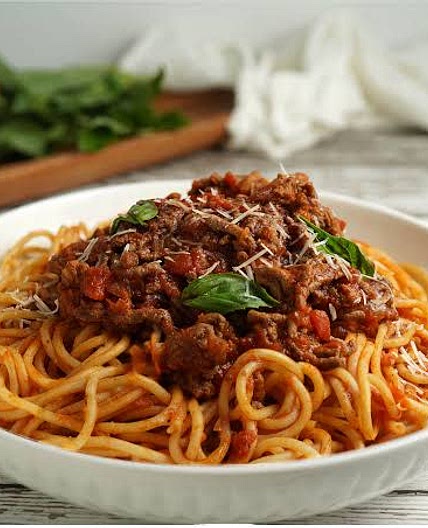 Tallarín rojo con carne molida