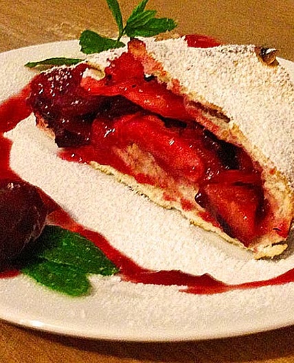 Süße Pizza Calzone mit Früchten