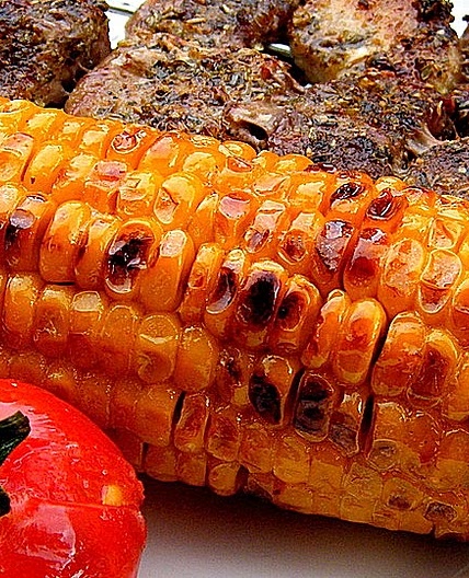 Gegrillte Maiskolben mit Honigbutter
