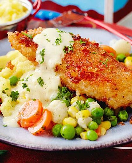 Knusper-Seelachs mit Senfsoße und Gemüse