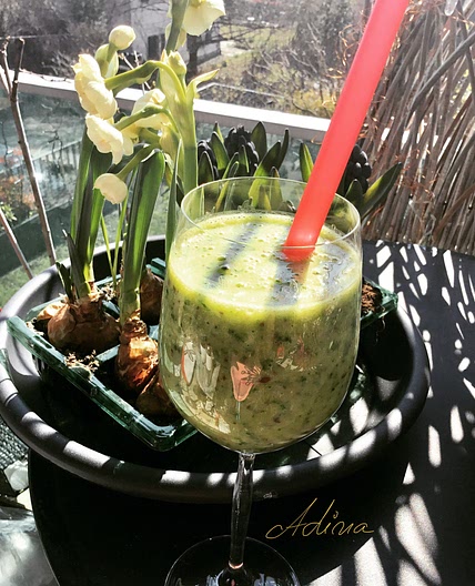 Green Smoothie - Kale, Banana, Pineapple, Ginger, Chia & Flax seeds