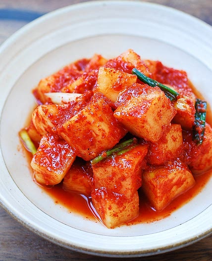 Kkakdugi (Cubed Radish Kimchi)
