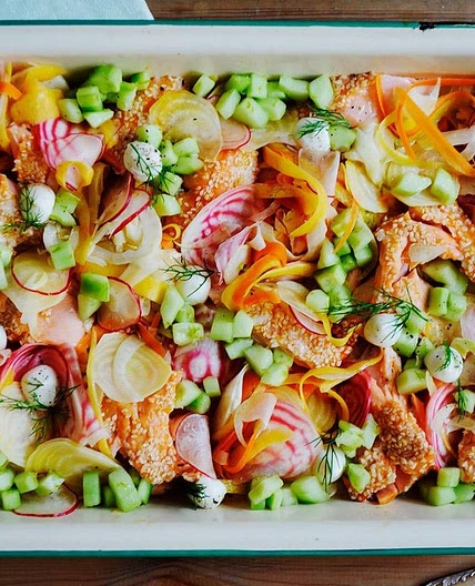 Sesam-Lachs mit buntem Salat