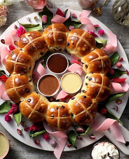 Matt's Baileys Hot Cross Bun Wreath with Trio of Chocolate Dips