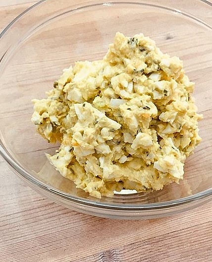 Eiersalat nach Paleo mit Avocado