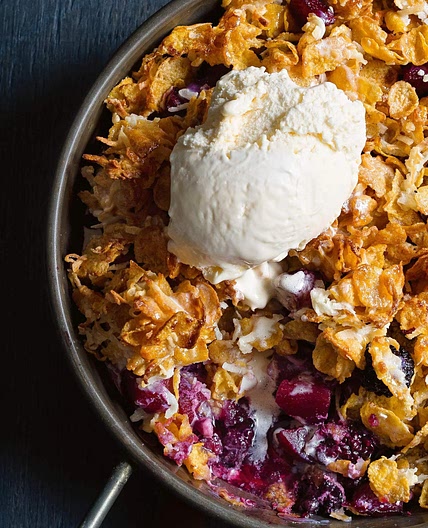 Apple and blackberry cornflake crumble