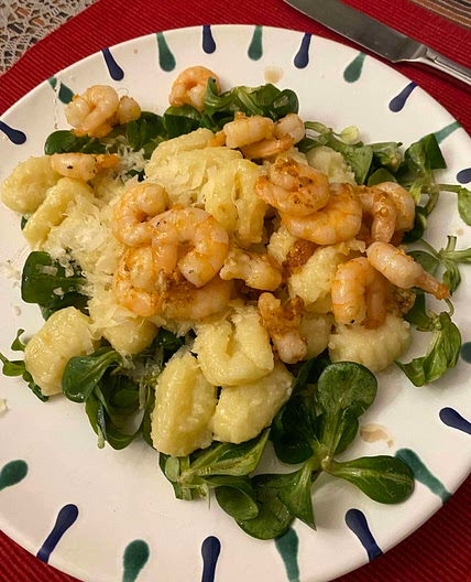 sehr schnell und lecker: Gebratene Garnelen mit Gnocchi und Rucola