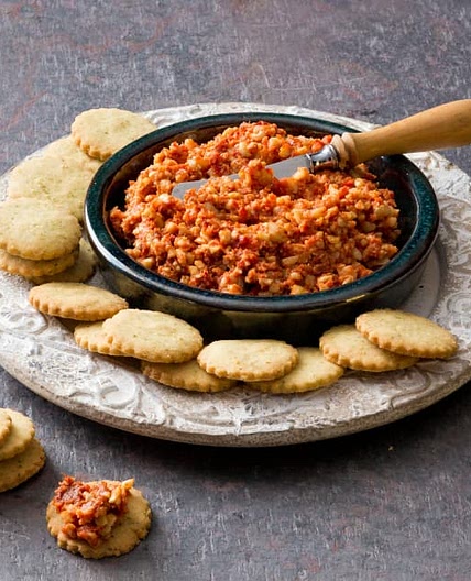 Capsicum and sun-dried tomato dip