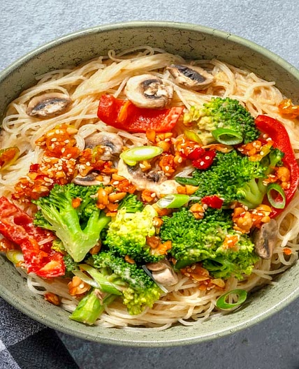 Glasnudeln in Miso-Erdnuss-Soße mit Knusper-Sesam Bei diesem Gericht wird 50% weniger CO2e durch Zutaten & Transport verursacht als bei einem durchschnittlichen HelloFresh Rezept
