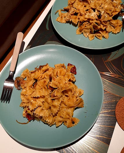 Makaron z pesto, warzywkami i fetą