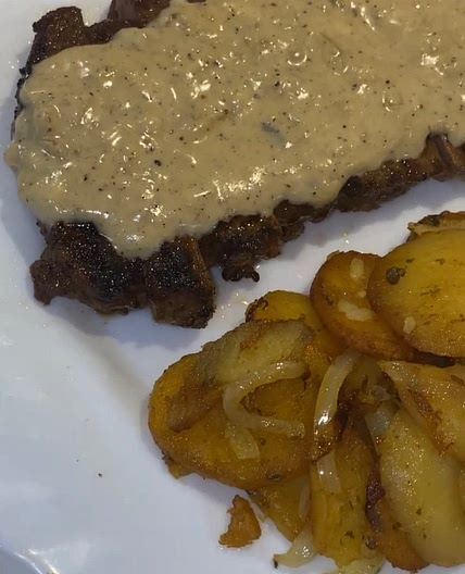 Steak with potatoes lyonnaise