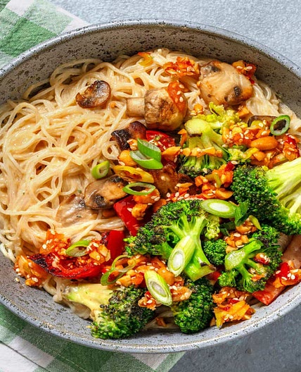 Glasnudeln in Miso-Erdnuss-Soße mit Knusper-Sesam