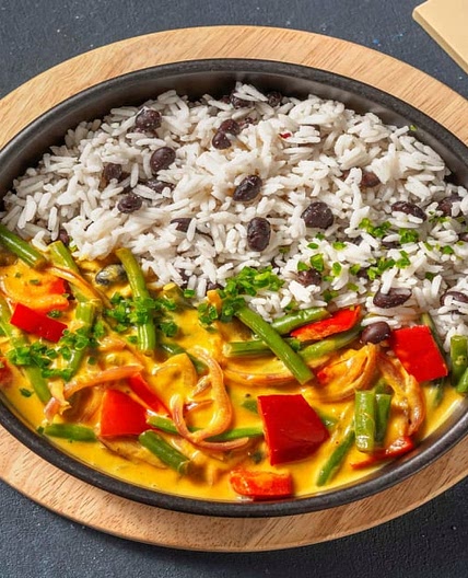 Karibisches Curry mit Passionsfrucht und Japapeño, dazu schwarze-Bohnen-Reis