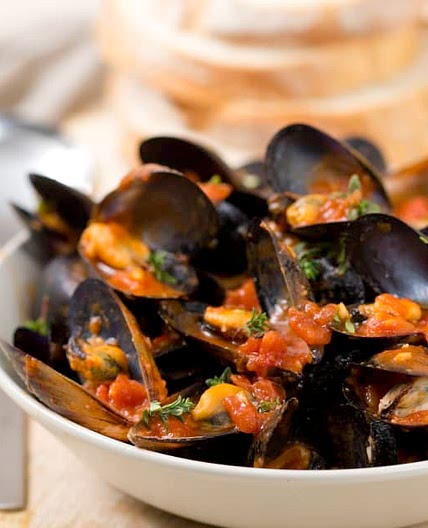 Chilli mussels with thyme and tomatoes