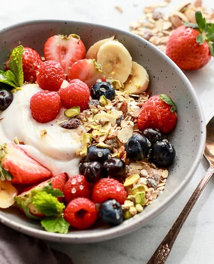 Muesli with yogurt and fruit