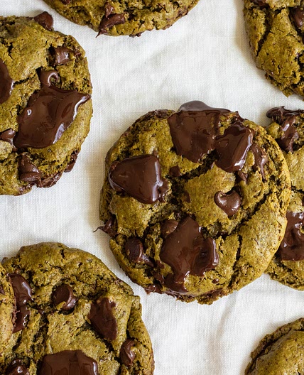 matcha mint chocolate chip cookies (vegan)