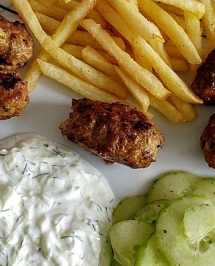 Türkische Hackröllchen mit Gurkenjoghurt und Salat