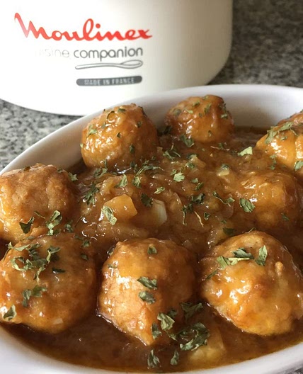ALMÔNDEGAS DE FRANGO COM VINHO DO PORTO E MOLHO DE CEBOLA