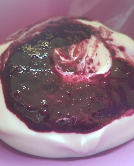 Grški jogurt z borovničevim prelivom