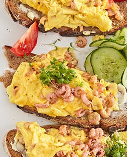Rührei mit Krabben und Dill auf Brot