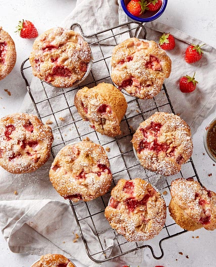 strawberry rhubarb crumble muffins