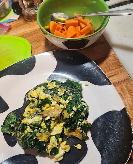 Huevo con espinaca + fruta