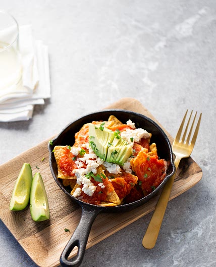 Chilaquiles veganos con salsa roja