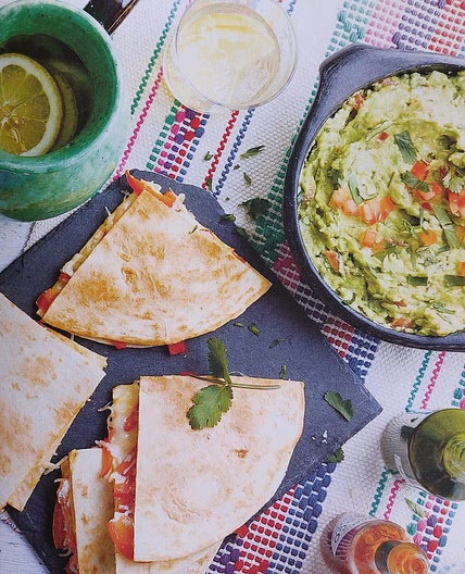 Quesadillas aux tomates, poivrons et guacamole épicé