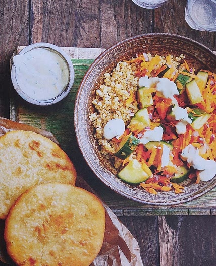 Salade de quinoa, sauce coriandre et galettes de maïs