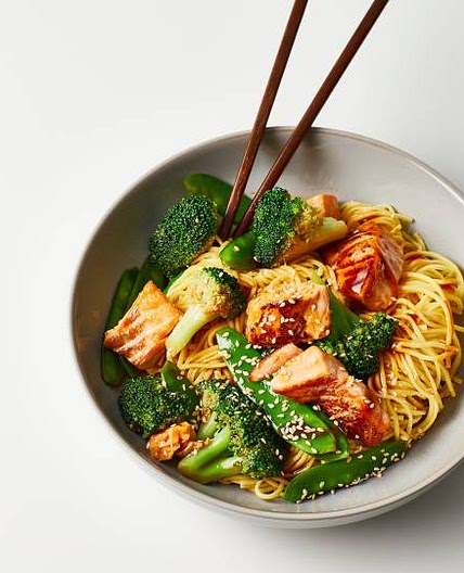 Teriyaki-noedels met zalm, peultjes en broccoli
