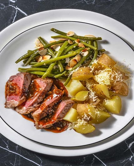 Edles Rinderfilet mit Buschbohnen und Mandeln dazu dunkle Schalotten-Balsamico-Soße