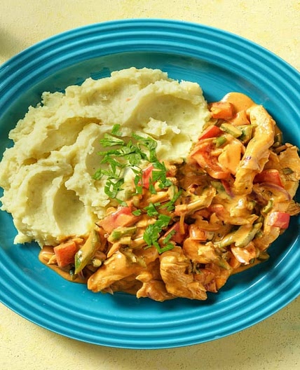 Buntes Hähnchen-Gulasch mit Paprika-Bohnen-Gemüse und Kartoffelpüree