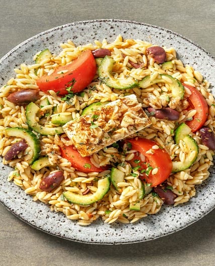 Griechischer Orzo-Salat mit Kalamata-Oliven dazu gebackener Hirtenkäse mit Honig-Walnuss-Haube
