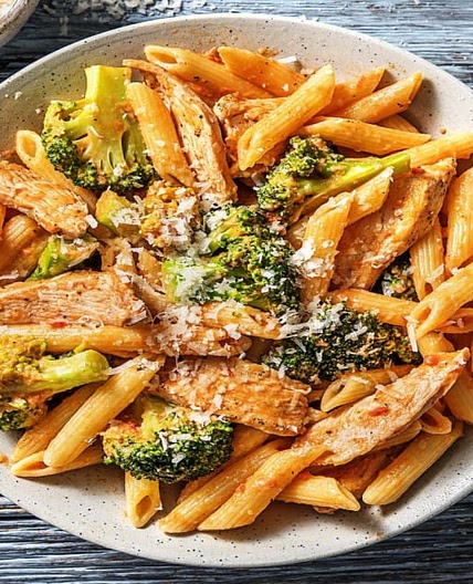 Penne mit Hähnchen und Brokkoli in Tomaten-Sahne-Soße