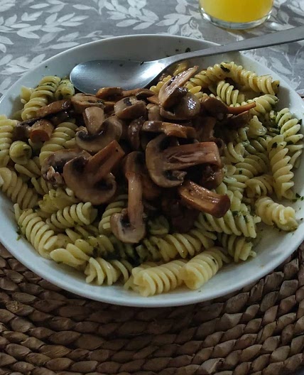 Pesto pasta with mushrooms