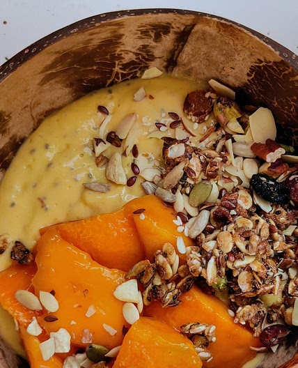 Mango smoothie bowl