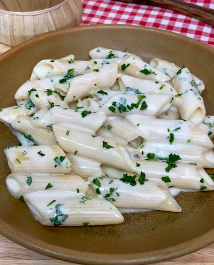 CREAMY GARLIC PASTA